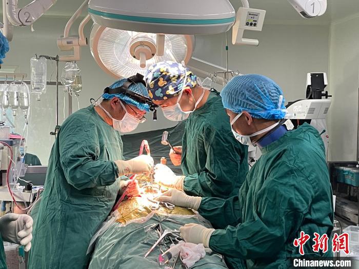 圖為在北京援藏醫(yī)療隊(duì)專家指導(dǎo)下，多項(xiàng)新技術(shù)使用到脊柱疾病的手術(shù)中。(資料圖) 拉薩市人民醫(yī)院脊柱外科供圖