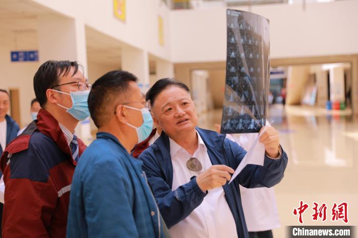 上海專家們采用“一對一”指導等方式，帶動日喀則市人民醫(yī)院科室、醫(yī)生業(yè)務水平的提升?！∩虾＝淮筢t(yī)學院供圖