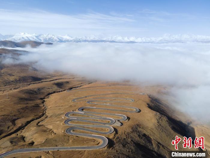 圖為西藏定日縣，前往珠穆朗瑪峰大本營(yíng)蜿蜒的公路與云海?！〗w波 攝