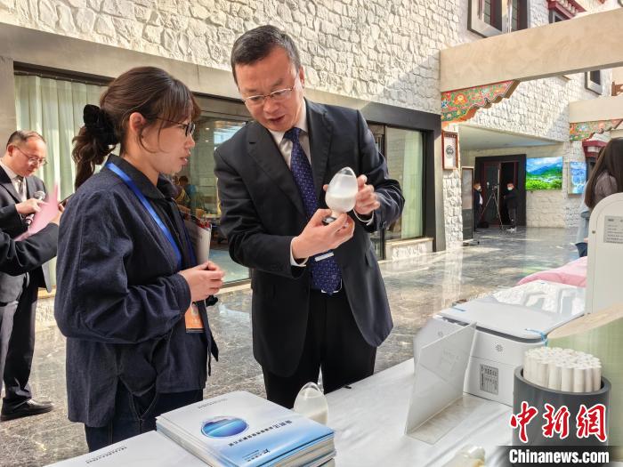 圖為簽約企業(yè)現(xiàn)場推介自己的產(chǎn)品?！≮w延 攝