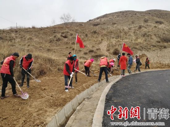 圖為尖扎干部職工生態(tài)建設(shè)和環(huán)境保護現(xiàn)場。尖宣 供圖