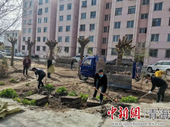圖為尖扎干部職工生態(tài)建設(shè)和環(huán)境保護現(xiàn)場。尖宣 供圖