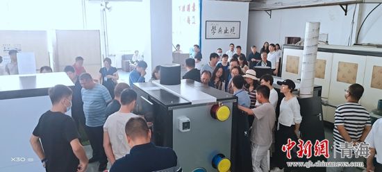 圖為行業(yè)內(nèi)人員進(jìn)行項(xiàng)目參觀。 活動(dòng)主辦方供圖