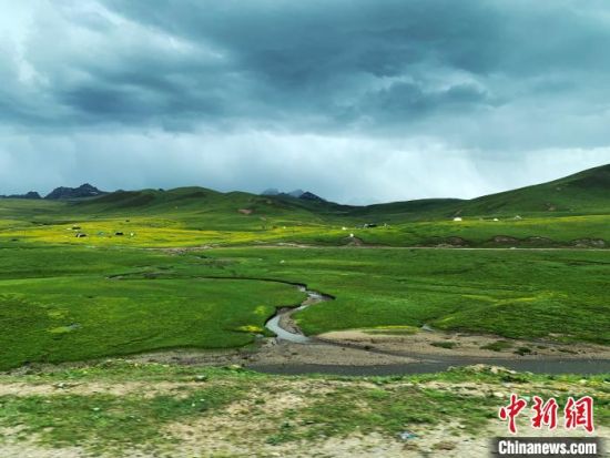 自2005年啟動(dòng)三江源生態(tài)保護(hù)和建設(shè)工程以來(lái)，果洛州共治理黑土灘315.11萬(wàn)畝，使果洛州生態(tài)環(huán)境15年來(lái)得到明顯好轉(zhuǎn)。　孫睿 攝