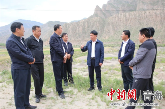 圖為黃南州有關(guān)領(lǐng)導(dǎo)現(xiàn)場踏勘、督導(dǎo)生態(tài)環(huán)保責(zé)任落實情況現(xiàn)場。黃宣攝