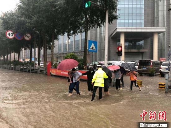 8月28日，青海省東部出現(xiàn)強降水天氣過程，其中西寧地區(qū)出現(xiàn)入汛以來雨量最大、強度最大的強降水過程。西寧交警供圖