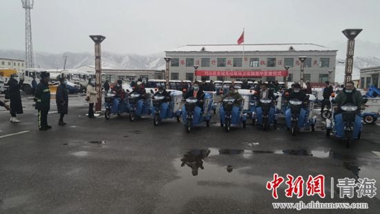 圖為環(huán)衛(wèi)設(shè)施集中發(fā)放儀式現(xiàn)場。甘恩超 攝