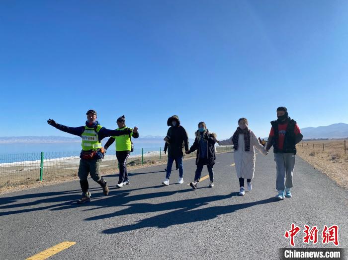 圖為徒步現(xiàn)場?！±罱瓕?攝