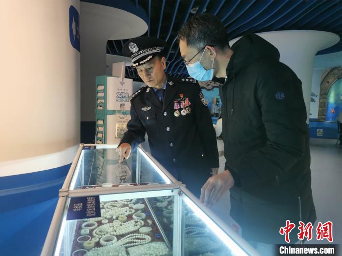 圖為森林警察為游客講解查獲這些象牙制品過(guò)程中發(fā)生的真實(shí)故事?！∥乃碱?攝