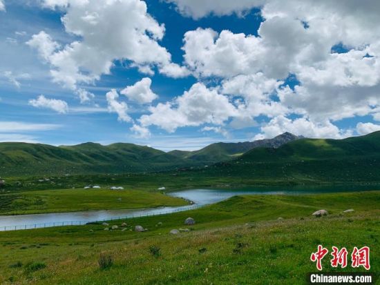 圖為果洛州境內(nèi)的年保玉則。（資料圖）　孫?！z