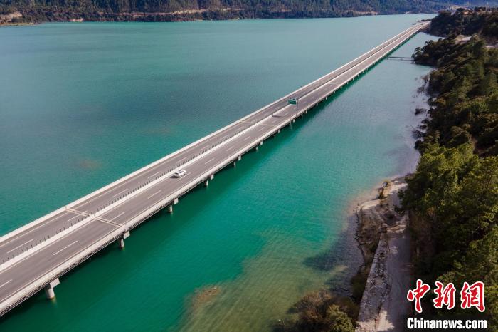 資料圖為西藏拉薩至林芝高等級公路多布湖風光?！〗w波 攝