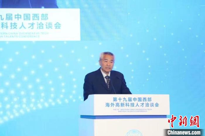 全國(guó)政協(xié)副主席、九三學(xué)社中央常務(wù)副主席邵鴻出席論壇并致辭?！∷拇ㄊ∥y(tǒng)戰(zhàn)部供圖