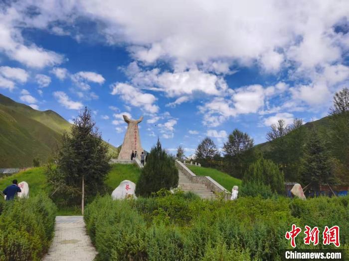 圖為三江源自然保護區(qū)紀(jì)念碑?！∏嗪Ｊ∥幕吐糜螐d供圖