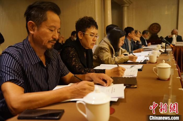 圖為座談會現(xiàn)場?！∨擞隄?攝