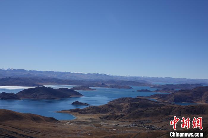 冬日羊卓雍措：湖水湛藍，如詩如畫
