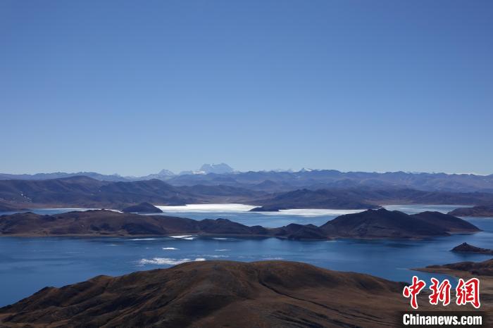 圖為從海拔約5000米的魯日拉觀景臺俯瞰羊湖?！∪轿木?攝