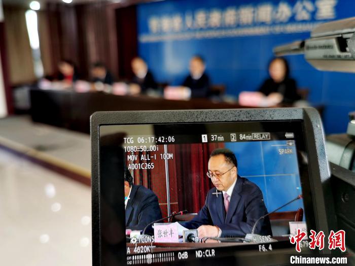 圖為青海省水利廳廳長(zhǎng)張世豐參加新聞發(fā)布會(huì)?！?zhí)砀?攝