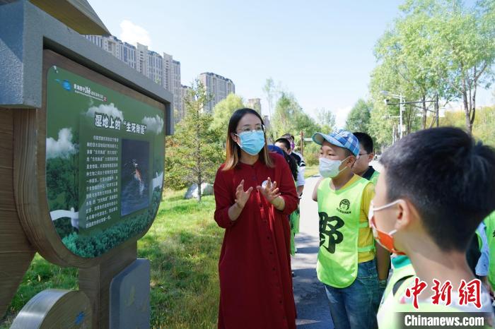 圖為小朋友在青海西寧湟水國家濕地公園內(nèi)學(xué)習(xí)濕地知識(shí)?！●R銘言 攝