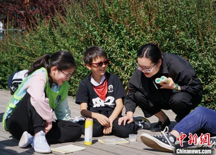 圖為小朋友在青海西寧湟水國家濕地公園內(nèi)認(rèn)識(shí)植物并進(jìn)行繪畫?！●R銘言 攝