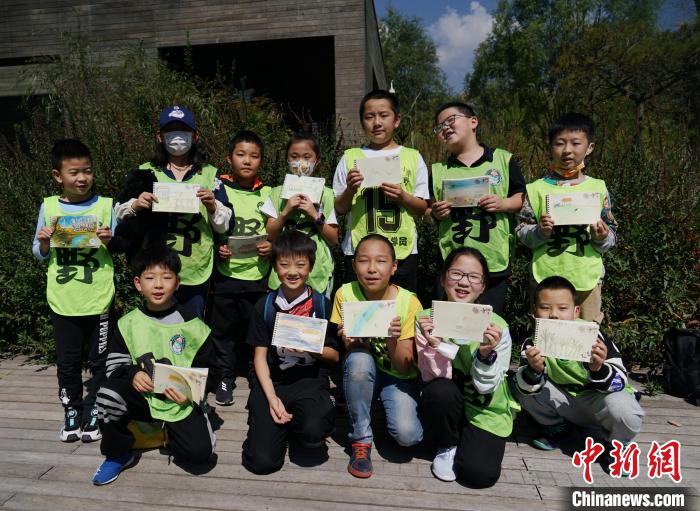 圖為小朋友展示學(xué)習(xí)成果?！●R銘言 攝