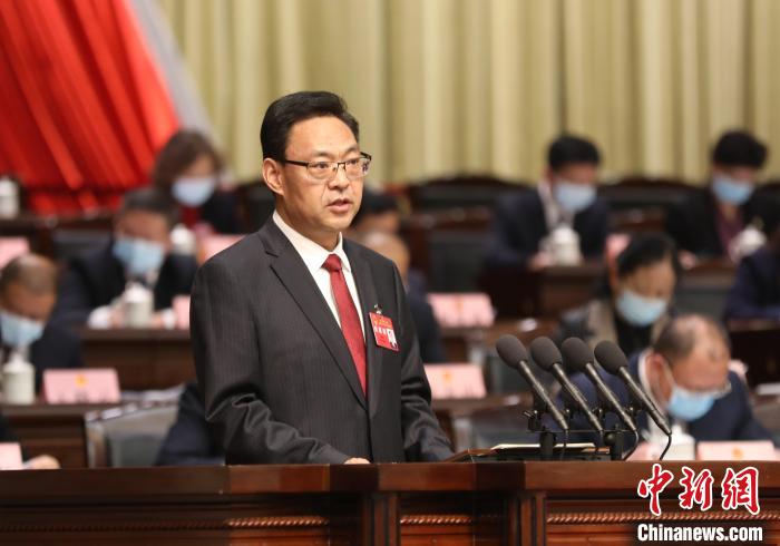 圖為青海省西寧市人民政府代市長(zhǎng)石建平作政府工作報(bào)告。　祁增蓓 攝