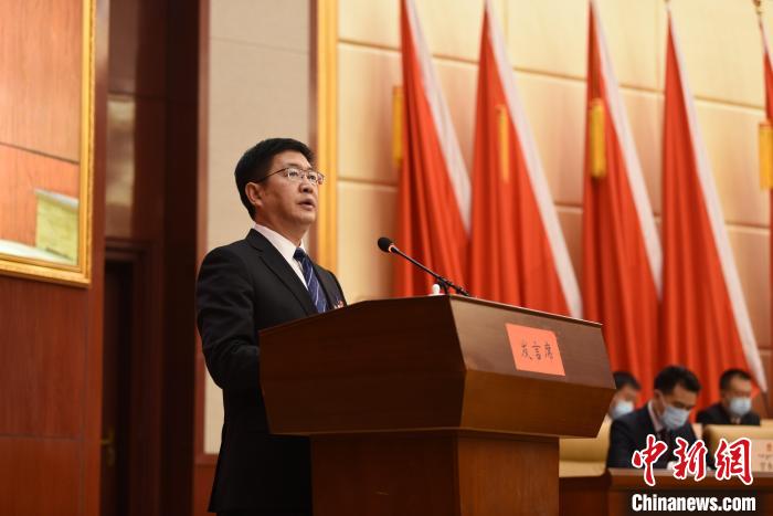 圖為青海省果洛州人民政府州長(zhǎng)葉萬彬作政府工作報(bào)告?！　《嘟馨盒?攝