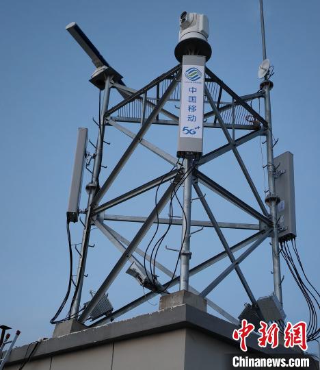 資料圖為建在龍羊峽湖區(qū)內(nèi)的5G基站?！∏嗪Ｒ苿?dòng)海南分公司供圖
