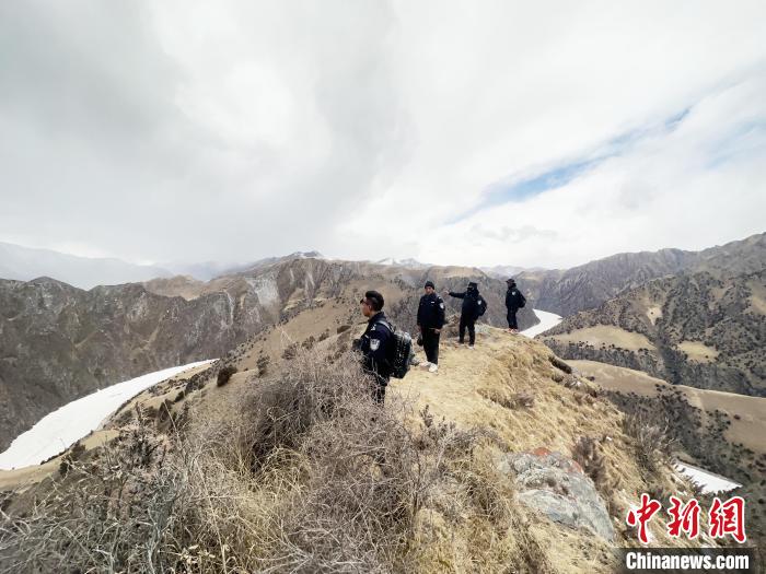圖為曲麻萊縣崗當村的生態(tài)管護人員開展巡護?！《“瓦_杰 攝