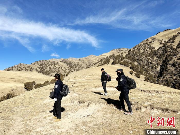 圖為生態(tài)管護人員開展巡護。　丁巴達杰 攝