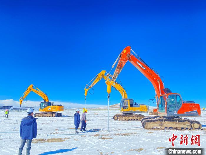 圖為雪中施工。資料圖 姜佳保供圖