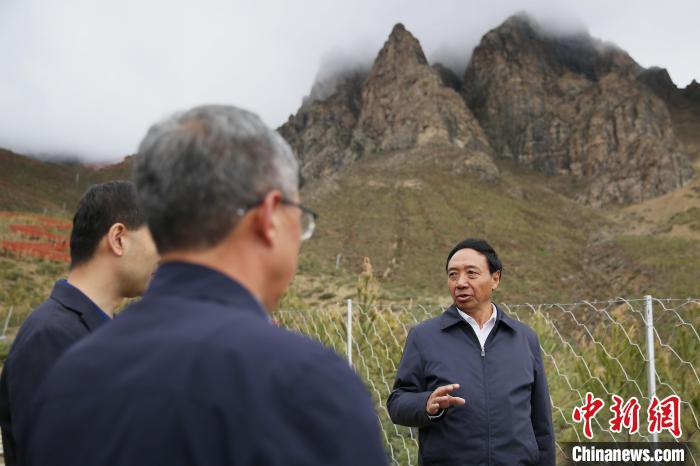圖為西藏自治區(qū)人大常委會副主任、拉薩南北山綠化指揮部副總指揮江白(右)?！∝暣_ 攝