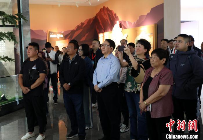 圖為臺(tái)商參訪祁連山國家公園生態(tài)科普館?！⊙Φ?攝