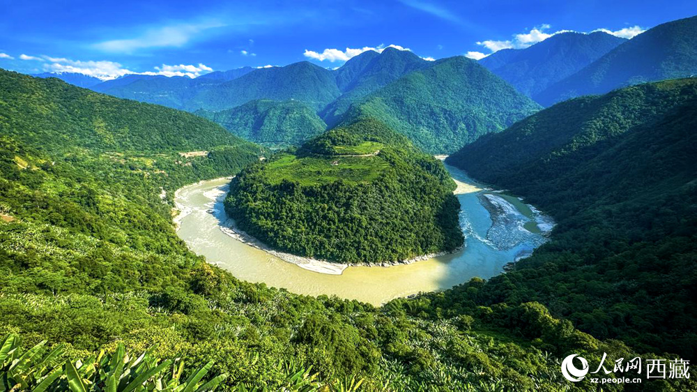 風(fēng)景秀麗、植被繁茂的西藏林芝市墨脫縣果果塘大拐彎。人民網(wǎng)記者 次仁羅布攝