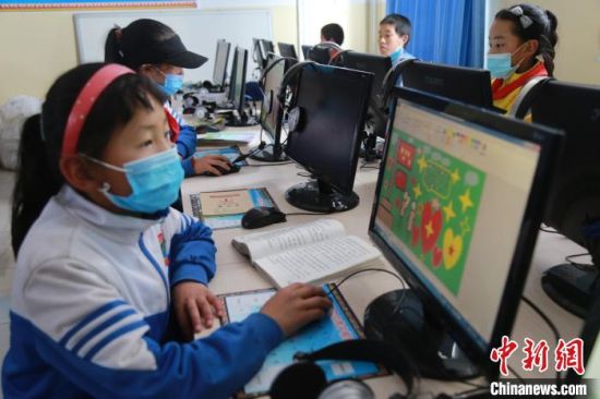 圖為鄉(xiāng)村學(xué)校少年宮的孩子們正在上電腦課?！〔抛尡尽z