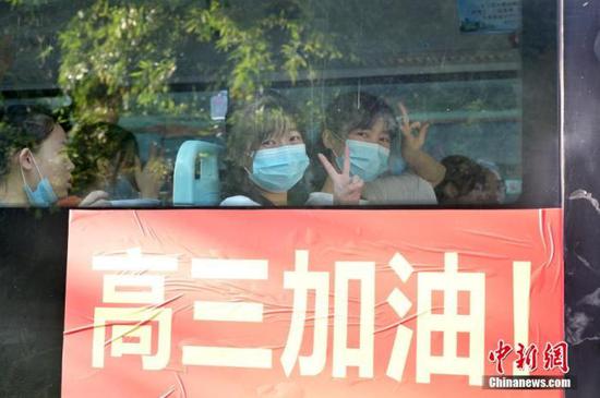 資料圖：2020年7月，廣西南寧沛鴻民族中學內(nèi)，高三學生乘坐高考專車前往考點。 中新社記者 俞靖 攝