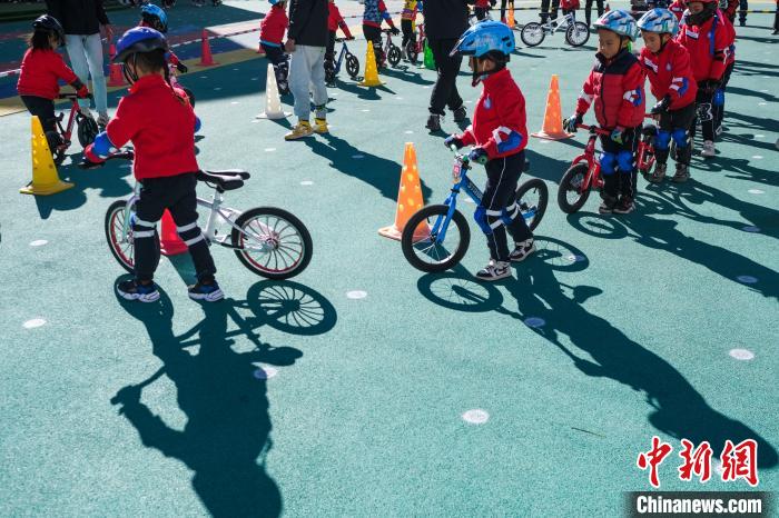 圖為拉薩市實驗幼兒園孩子們正在練習滑步車?！『闻罾?攝