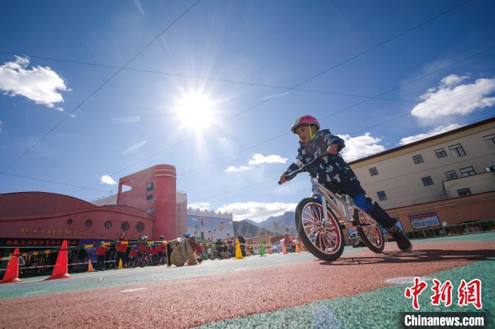 圖為拉薩市實驗幼兒園孩子們正在練習滑步車。　何蓬磊 攝