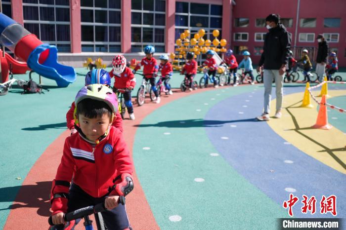 圖為拉薩市實驗幼兒園孩子們在教練的指導下練習滑步車?！『闻罾?攝