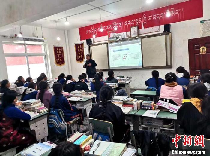 學(xué)生在免費輔導(dǎo)班上課。　尼瑪初 攝