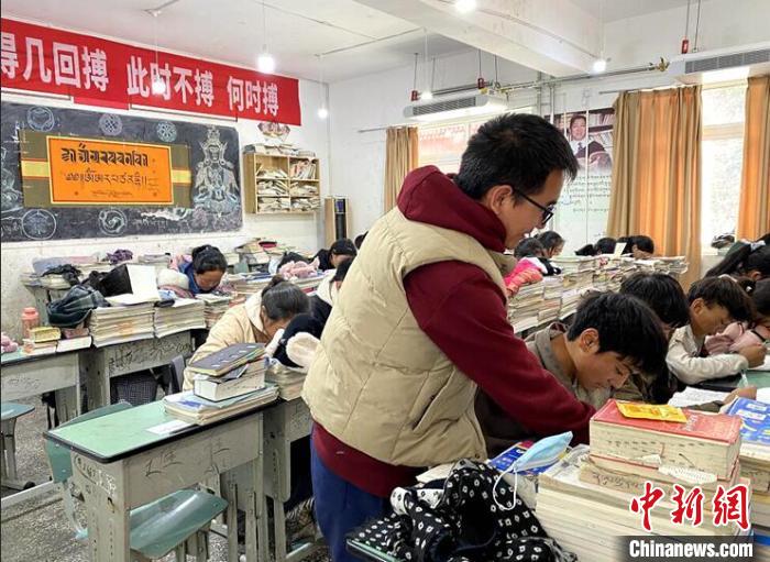 學(xué)生在免費輔導(dǎo)班上課?！∧岈敵?攝