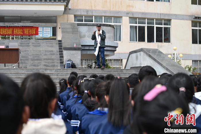 圖為西藏大學(xué)教授寧長(zhǎng)春為中學(xué)生授課?！≮w朗 攝