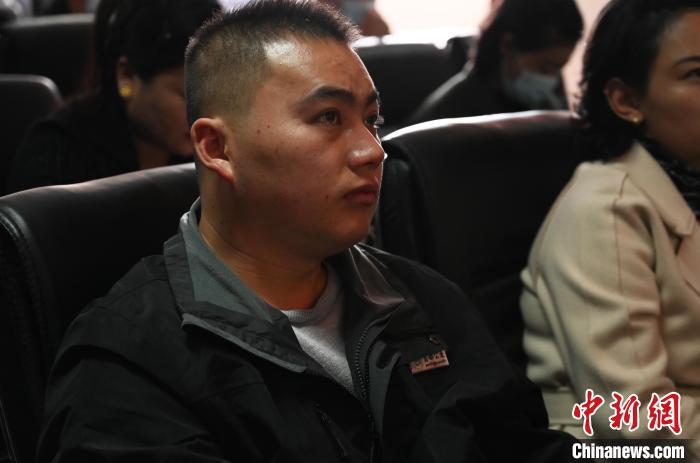 圖為企業(yè)工作人員參加講座?！≮w朗 攝