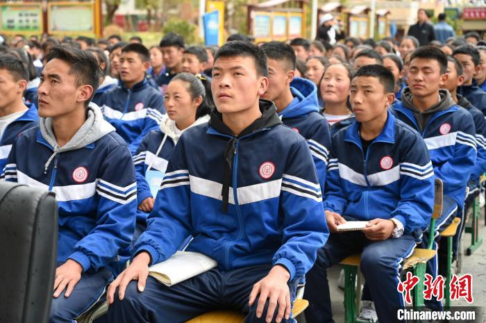圖為昌都市第五高級(jí)中學(xué)學(xué)生參加授課?！≮w朗 攝