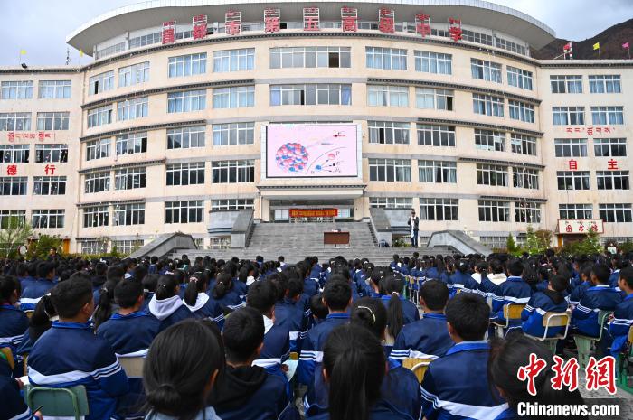 圖為昌都市第五高級(jí)中學(xué)全體學(xué)生參加授課?！≮w朗 攝