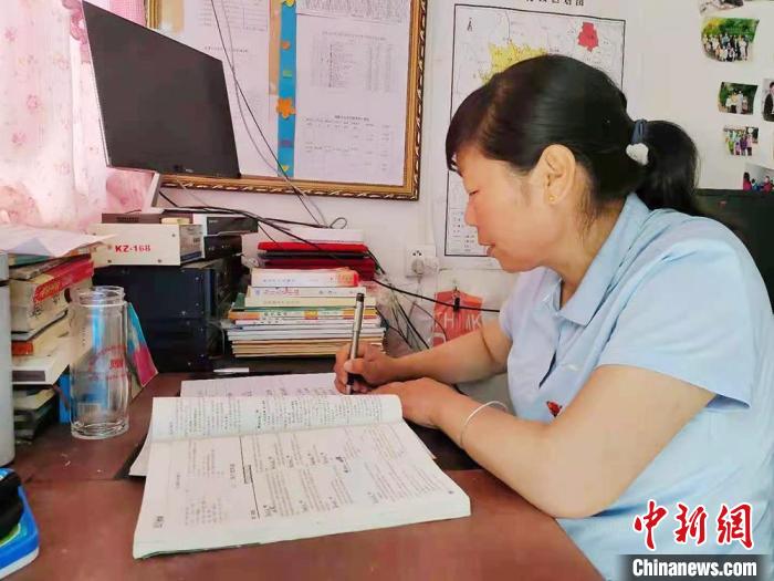 甘肅環(huán)縣“全能老師”堅守“麻雀學(xué)?！保簩W(xué)生在，我就在