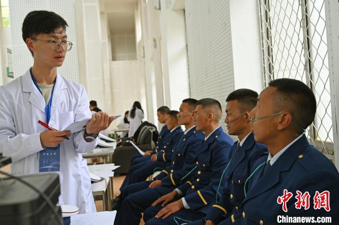 圖為研究團隊成員登記消防員信息。　趙朗 攝