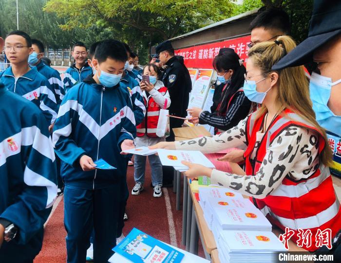 圖為西寧市法制宣傳進校園?！∥鲗幨谐俏鲄^(qū)供圖