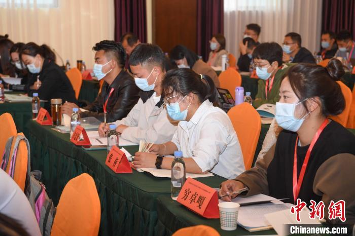 圖為第十五期全國預防青少年違法犯罪工作理論與務實高級研修班學員正在上課?！∝暩聛硭?攝