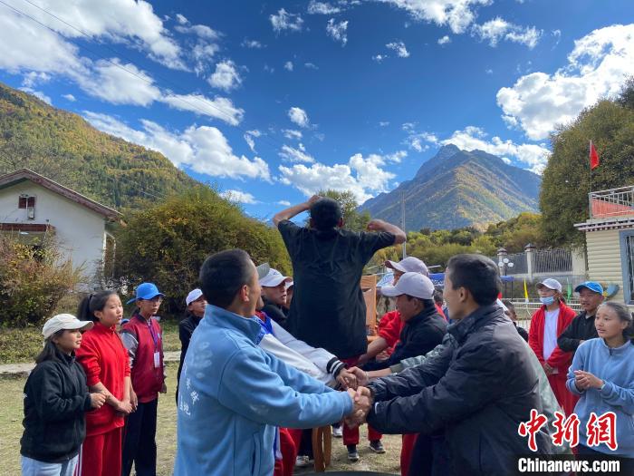 圖為學(xué)生們在西藏巴松措青少年活動營地開展趣味活動?！∥鞑厍嗌倌陮嵺`教育基地供圖