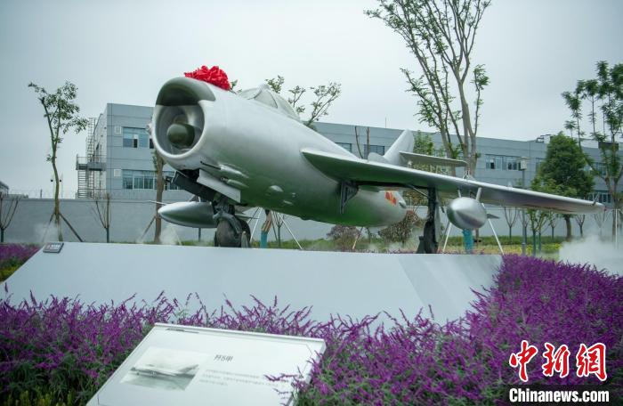 園林式戰(zhàn)斗機(jī)博物館內(nèi)展示的“殲5甲”飛機(jī)?！⒅铱?攝